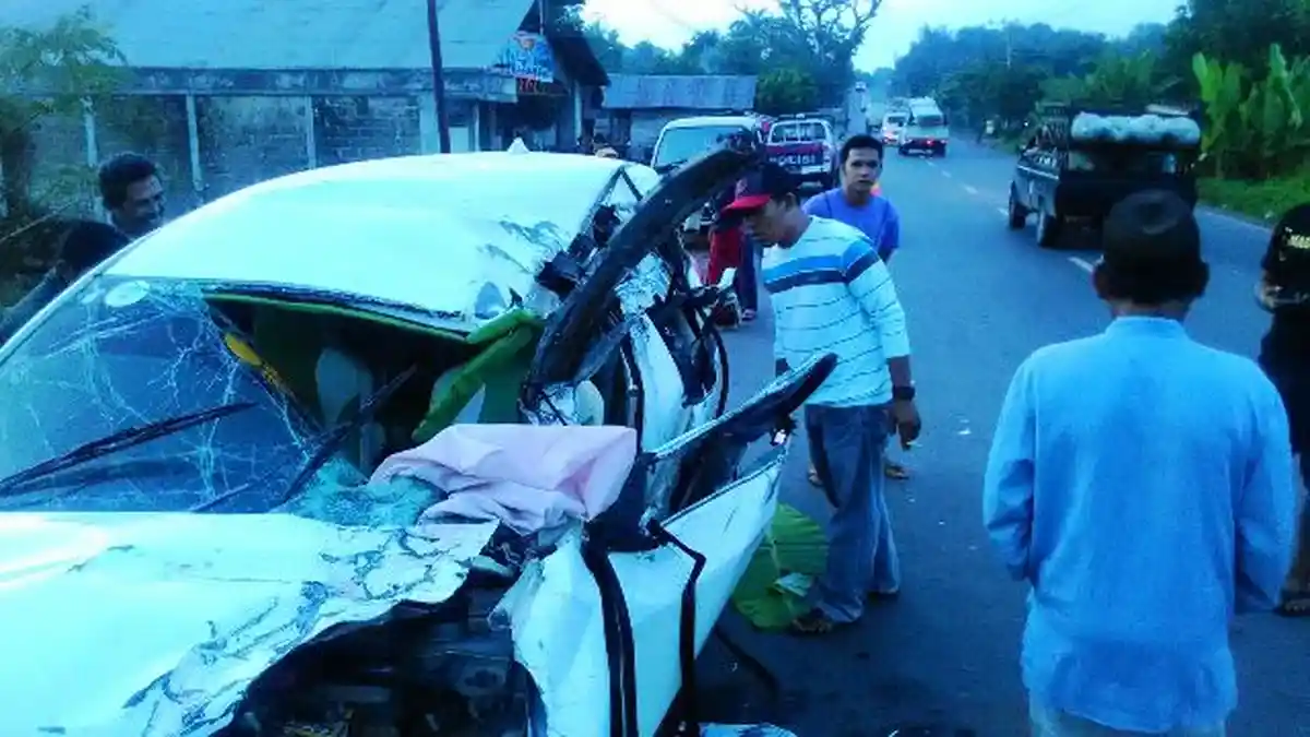 Tabrak Buritan Truk, Satu Penumpang Honda Mobilio Tewas