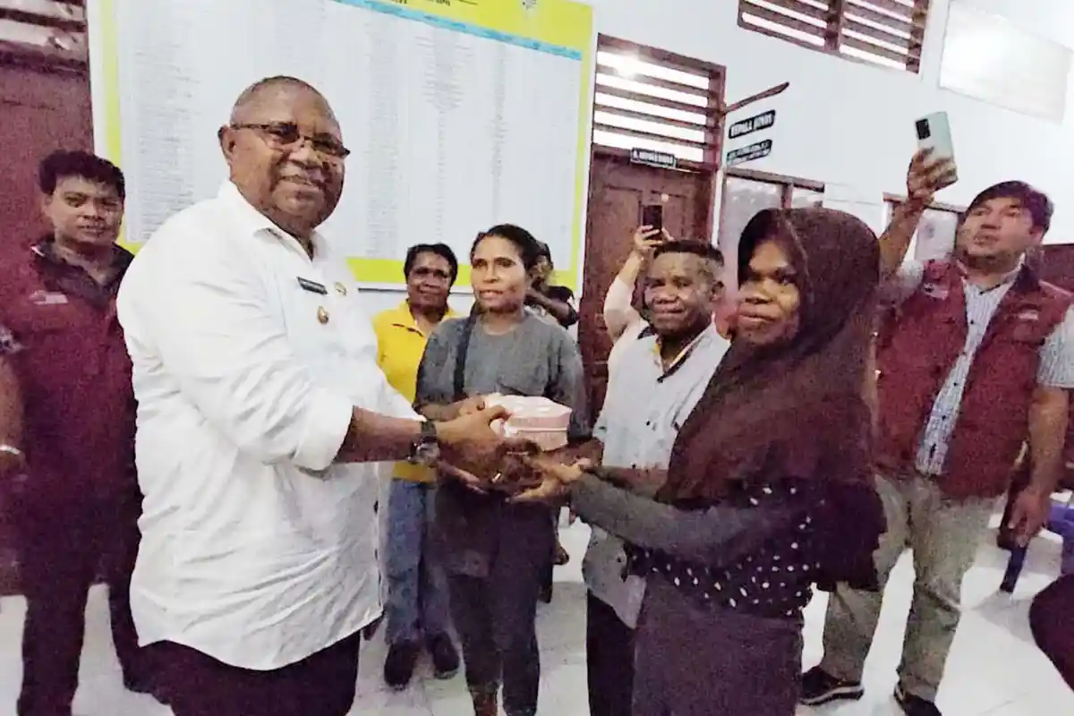 Bupati Sorong Selatan Serahkan Bansos kepada Warga Imekko, Anggiluli: Manfaatkan untuk Keluarga