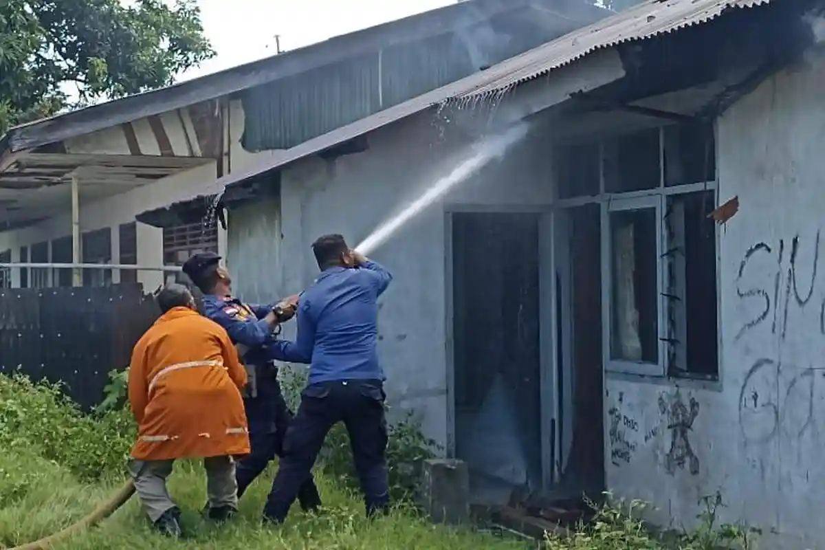 BREAKING NEWS : Diduga Korsleting Listrik, Bangunan Tua Pustu Beru Sikka Terbakar