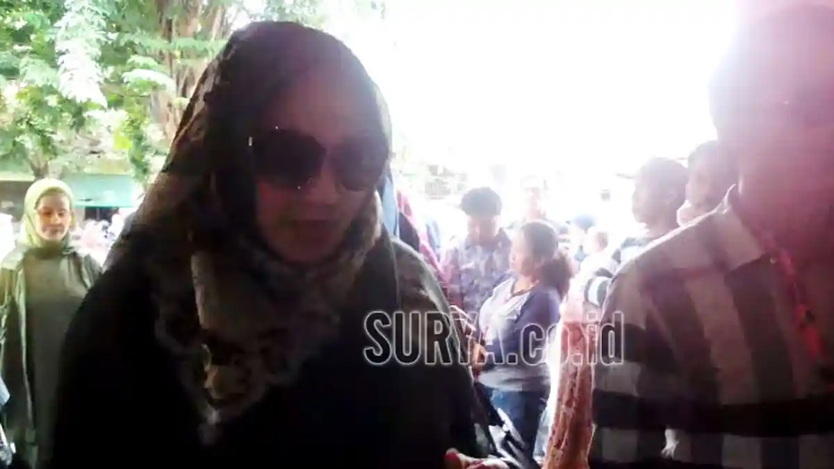 Camelia Malik di Rutan Medaeng Sidoarjo, Emak-emak Pengunjung Heboh, Sempat Kecup Pipinya