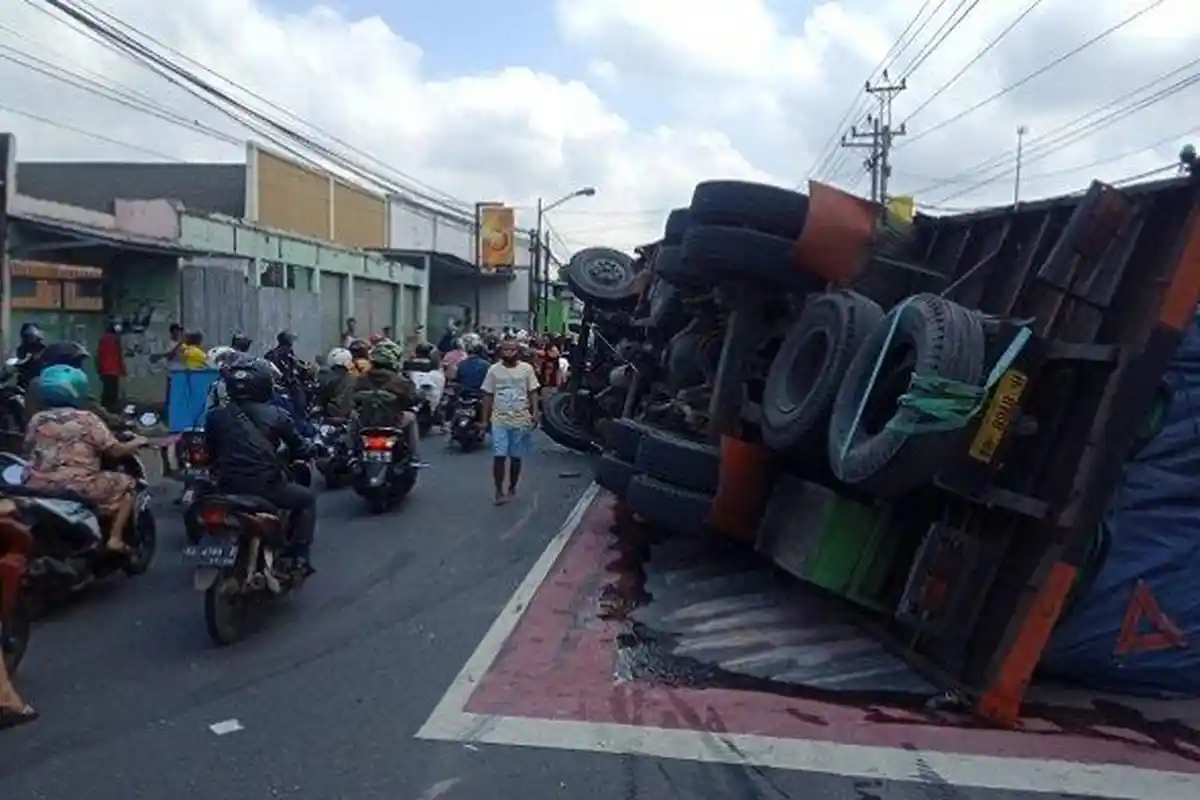 Kecelakaan Tadi Pukul 10.00 WIB, Truk Bermuatan Keramik Terguling Menimpa Mobil, 2 Kendaraan Rusak