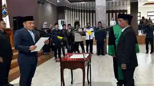 Ketua-DPRD-Polman-Fahry-Fadly-mengambil-sumpah-atas-pergantian-antara-waktu-anggota-DPRD-Polman.jpg