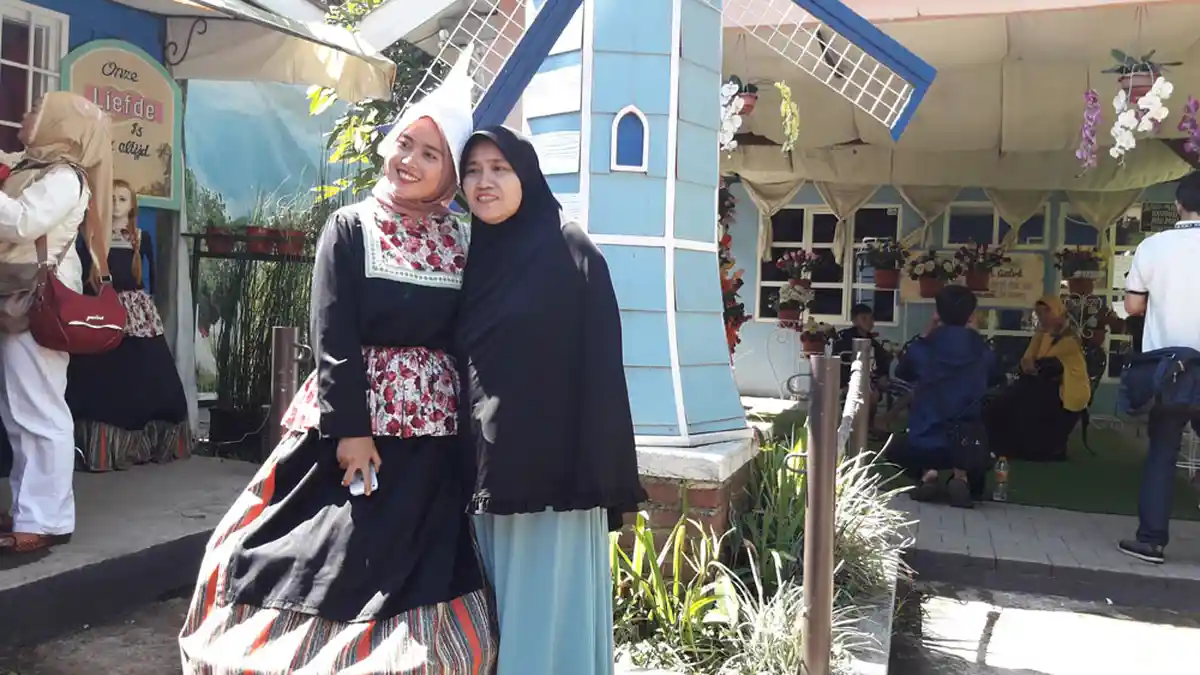 Yuk Berswafoto Mengenakan Klederdracht, Pakaian Tradisional Belanda