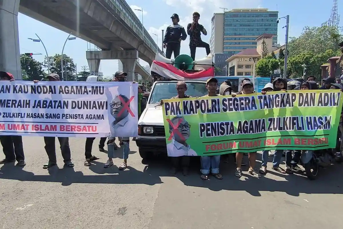 Minta Kapolri Tangkap Zulkifli Hasan Soal Dugaan Penistaan Agama, Massa Sambangi Mabes Polri