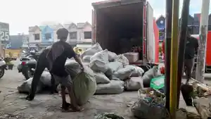 Paket-logistik-yang-disortir-dari-mobil-ekspedisi-JT-Ekspress-meningkat.jpg