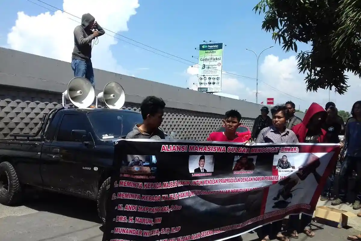 Praperadilan Pimpinan DPRD Sulbar Ditolak, Puluhan Mahasiswa Sulbar Datangi Kejati