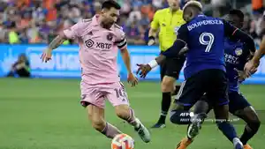 lionel-messi-dari-inter-miami-cf-mengontrol-bola-melawan-fc-cincinnati.jpg