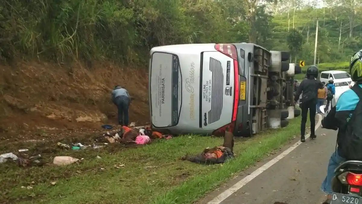 Bus Terguling di Tanjakan Emen Subang, Ada Korban yang Dikabarkan Masih Tergencet Badan Bus