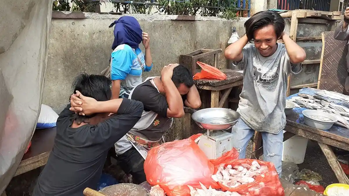 Razia Masker, Pedagang di Simpang SGC Dihukum Push Up dan Squat Jump