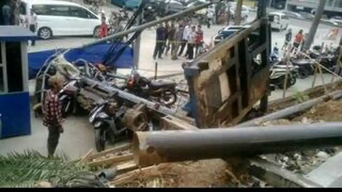 Paku Bumi Roboh di Pluit Timpa Motor yang Parkir Hingga Ringsek