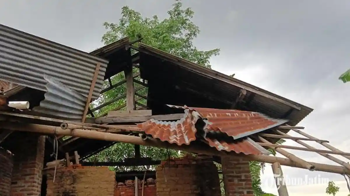 Angin Kencang Selama 5 Menit di Trenggalek Akibatkan 5 Rumah Warga Rusak