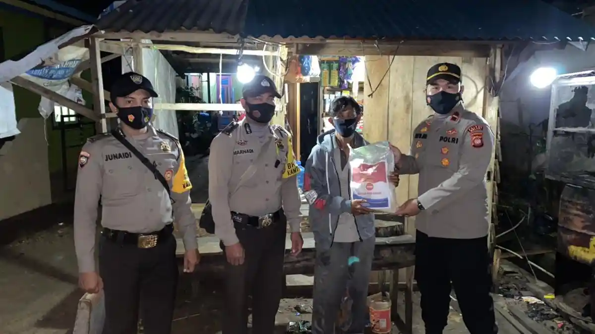 Polres Melawi dan Polsek Jajaran Bagikan Bansos untuk Membantu Masyarakat Ditengah Pandemi Covid-19