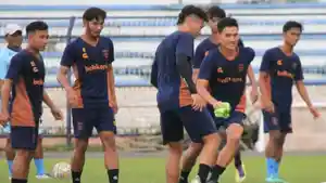 uji-coba-persela-vs-borneo-fc.jpg