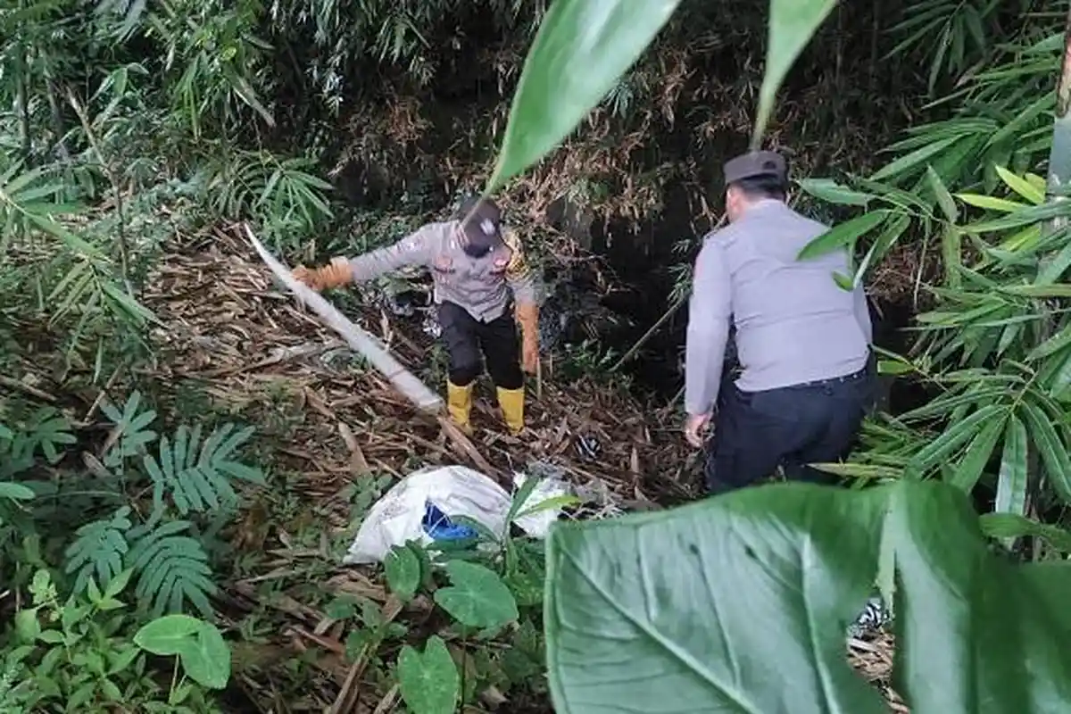 Temuan 2 Karung Plastik Berbau Busuk Bikin Geger Warga Candinata Purbalingga. Ternyata, Ini Isinya