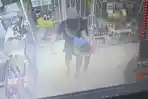 perampokan-di-indomaret-terekam-cctv-3.jpg