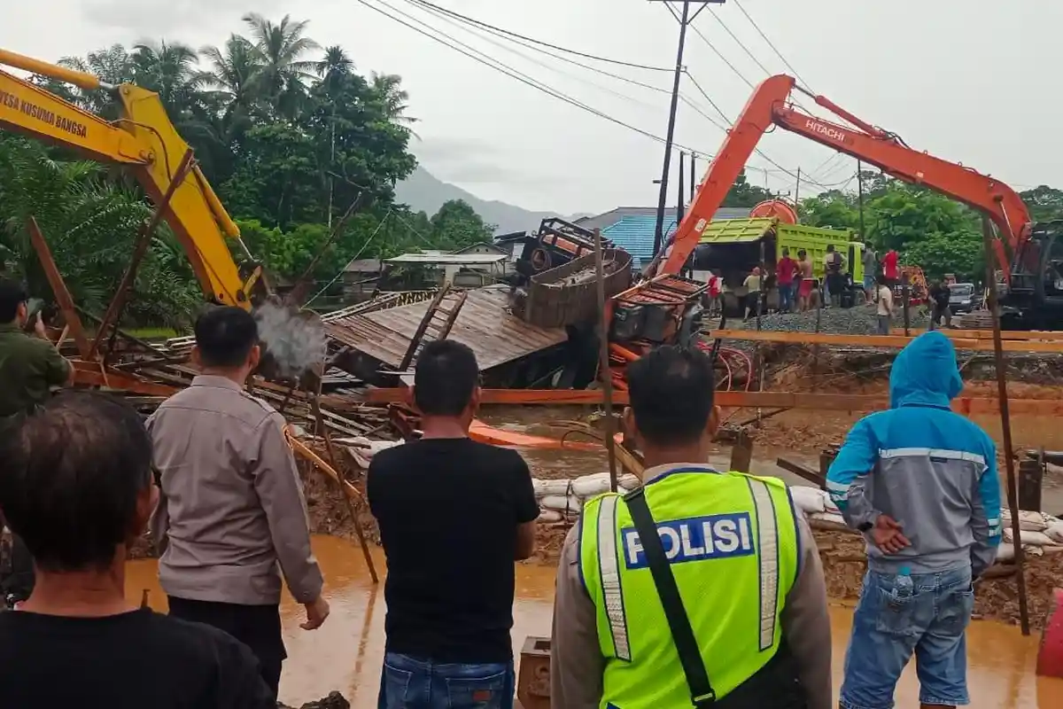 Jembatan Darurat di Desa Tunang Ambruk Saat Dilewati Truk yang Bawa Alat Berat Eskavator