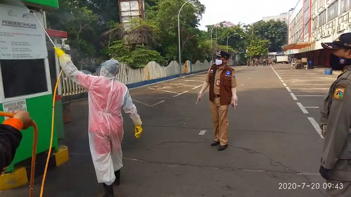 7 Bulan Pandemi, Damkar Jakarta Barat Sudah Semprot Disinfektan di 2.755 Titik
