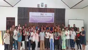 Direktur-Rumah-Perempuan-Kupang-Libbi-Sinlaloe-dengan-para-narasumber.jpg