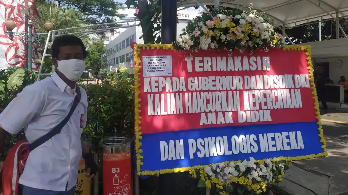 Balai Kota Banjir Karangan Bunga Satire Gara-gara PPDB DKI Jakarta, Ini Komentar Kemendagri