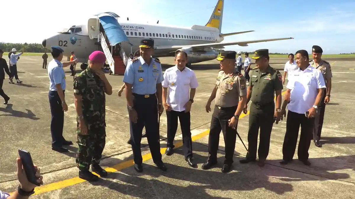 FOTO: Gubernur dan Kapolda Maluku Lepas Keberangkatan Rombongan Pangkoopsau II ke Kendari - malk1_20161109_103006.jpg