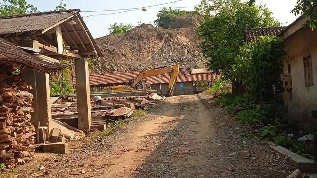 Kucing-Kucingan Antara Aparat dan Penambang Emas Liar di Area Gumuk Rase Jember