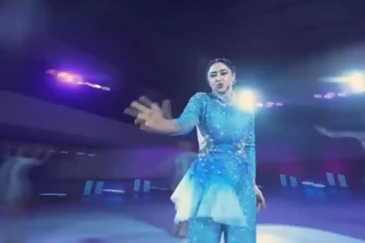 Nekat Nyanyi sambil Ice Skating, Dewi Perssik Akui Dibayar Tinggi, Pakai Spons untuk Lindungi Pantat