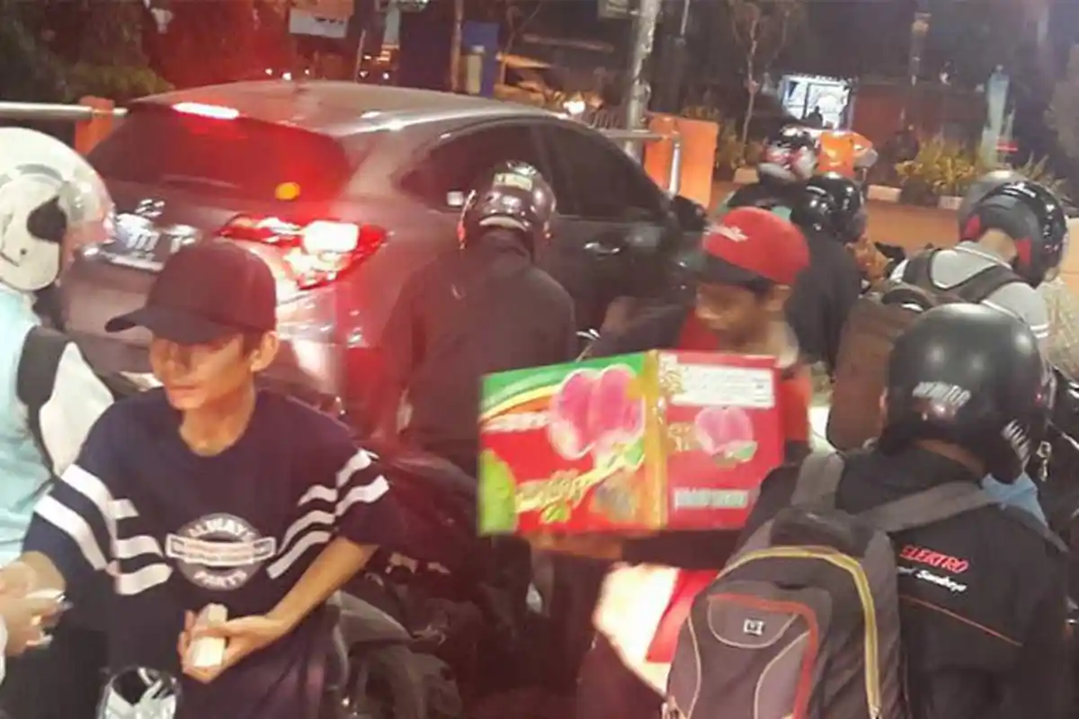 Pasca Bom Surabaya, Anak-anak Ini Bawa Kardus Bukan Cari Sumbangan, Tapi Lakukan Aksi Mengharukan!