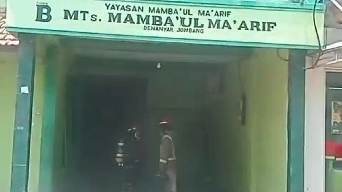Asap Tebal Membubung dari Gudang MTs Mambaul Maarif Jombang, Santri Panik Berhamburan Keluar Kelas
