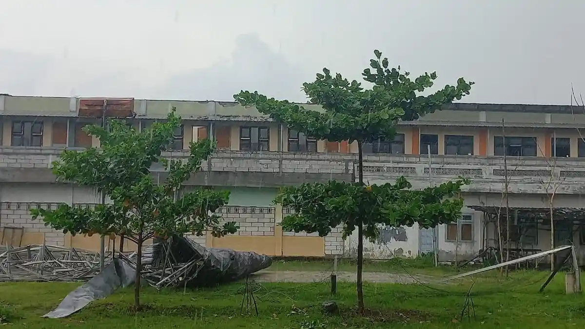 Hujan Desar Disertai Angin Kencang Sapu Atap Sekolah di Driyorejo Gresik Ambrol