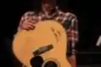 Ian Antono Lelang Gitar Dukung Jokowi-JK