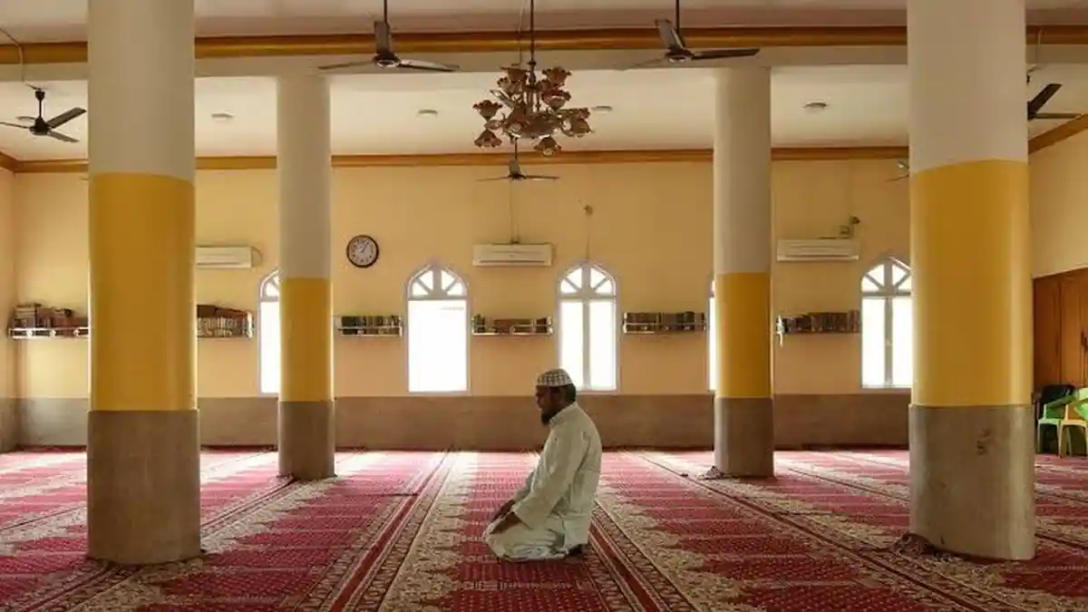 Khutbah Jumat Singkat Meraih Keutamaan Salat