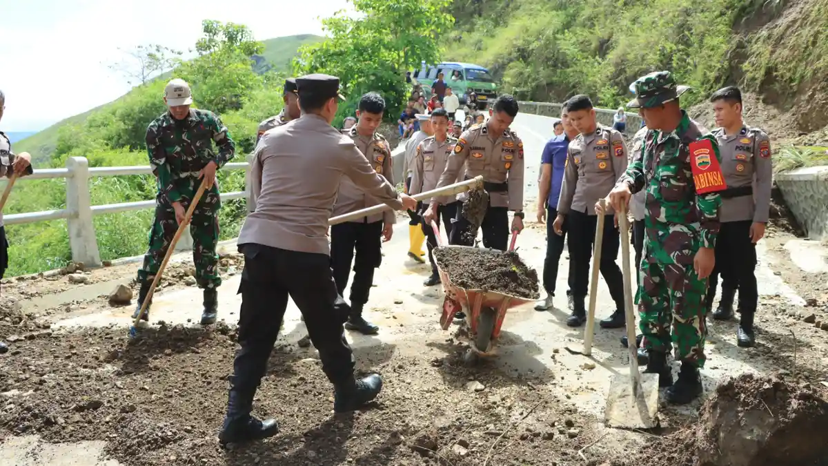 Longsor Tutupi Jalan Desa Harian Pohan, Polisi dan TNI Bawa Cangkul Buka Jalur yang Tertutup