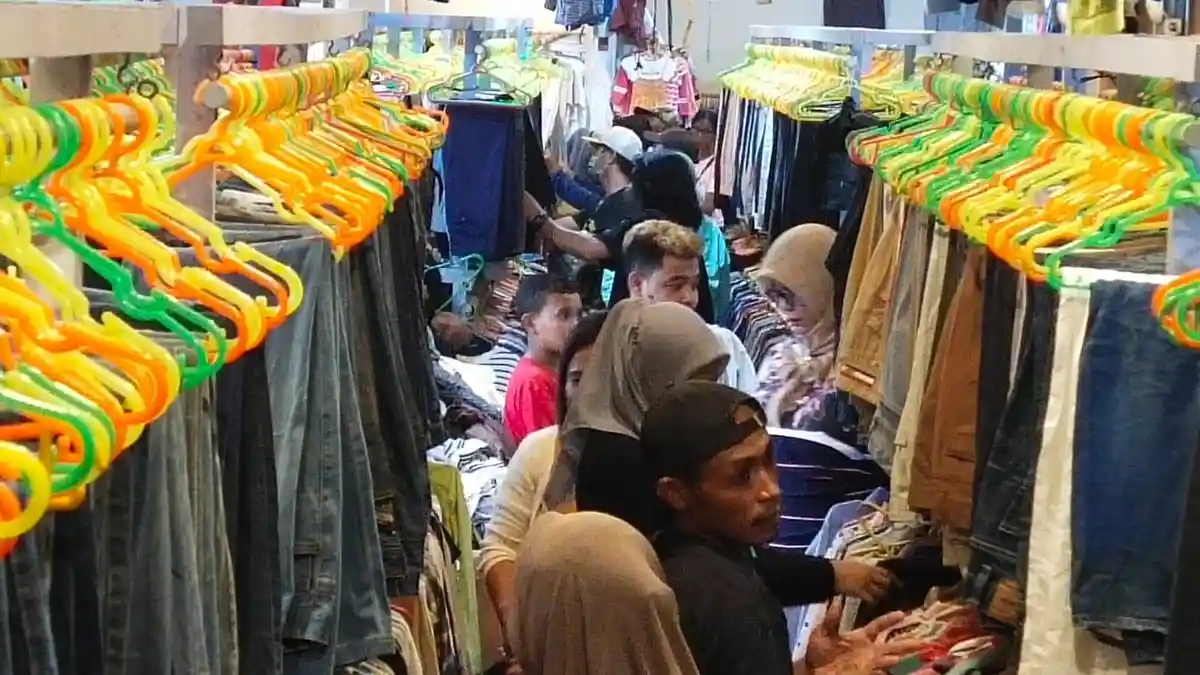 Murah dan Berkualitas, Warga Ternate Serbu Pasar Rombengan Jelang Lebaran