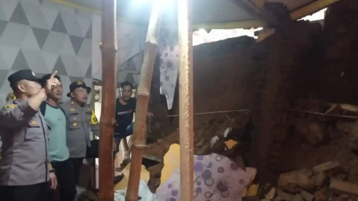 Garut Dikepung Bencana, Dua Rumah Warga Rusak Berat Tertimpa Longsor di Peundeuy