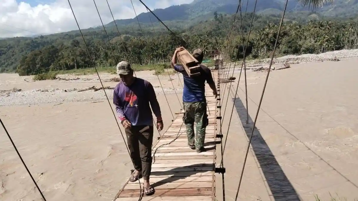 Pemasangan Papan Lantai Jembatan Gantung di Kecamatan Ketambe Aceh ...