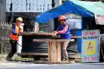 Petugas PLN Melakukan Pemeliharaan Jaringan Listrik