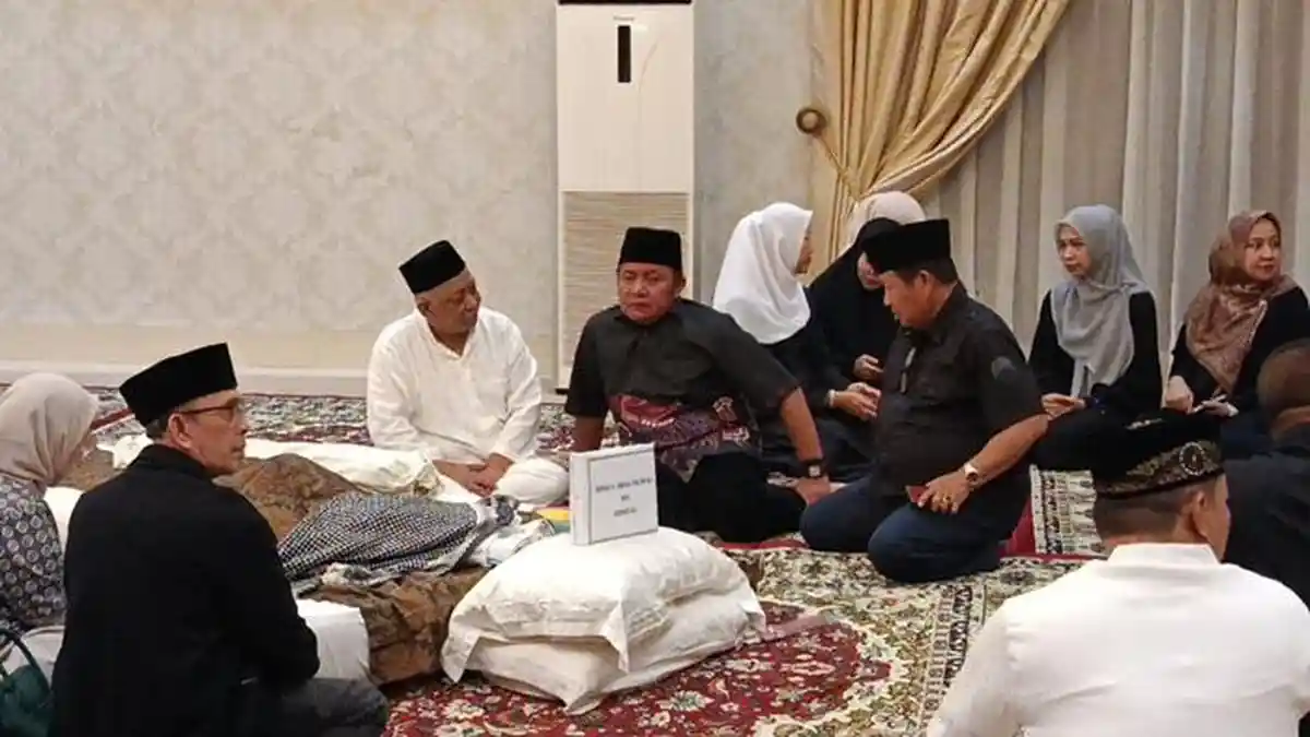 Herman Deru dan Istri Melayat ke Rumah Duka Haji Halim