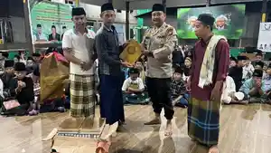 Kapolsek-Cerenti-AKP-Benny-Afriandi-Siregar-menyerahkan-50-mushaf.jpg