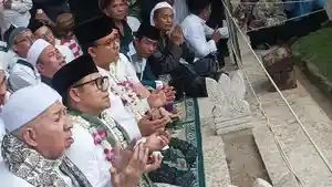 Anies-dan-Cak-Imin-saat-berziarah-ke-makam-Sunan-Ampel.jpg