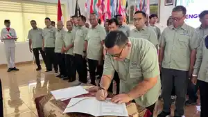Ketum-PBVSI-Sumut-Wiko-Lovino-Siregar-menandatangani-berita-acara.jpg