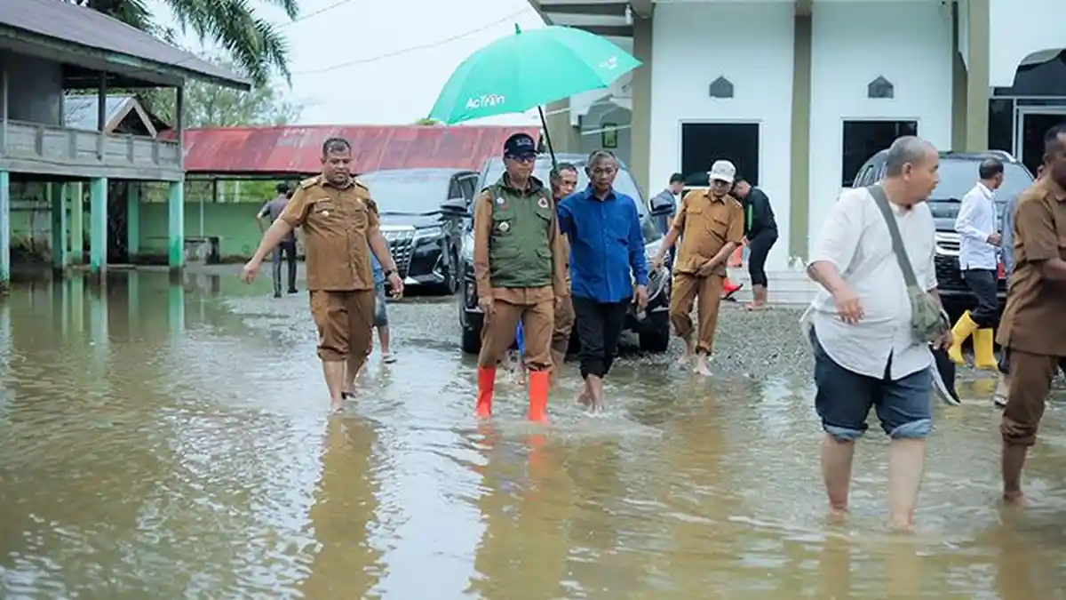 Pj Bupati Nagan Raya Bersama Forkopimda Tinjau Banjir dan Serahkan Bantuan Masa Panik