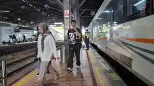 PENUMPANG-KERETA-API-Penumpang-kereta-api-saat-turun.jpg