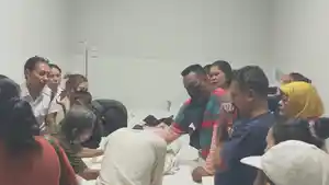 Suami-Maria-Mey-Albert-Sollo-masker-hitam.jpg