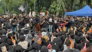 si-Kamisan-dengan-membunyikan-mainan-aya.jpg