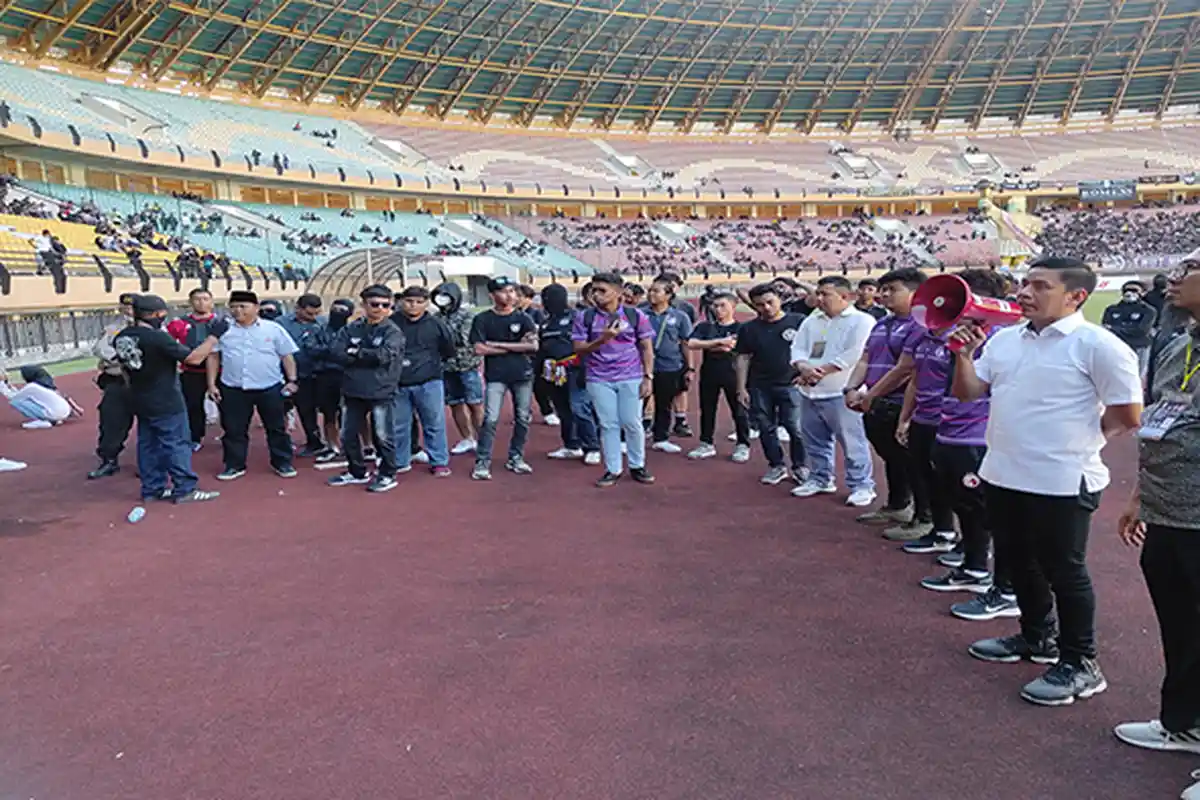 Supporter Mencibir Kecewa Saat Manajer PSPS Riau Umumkan Laga Ujicoba Lawan Kelantan FC Batal