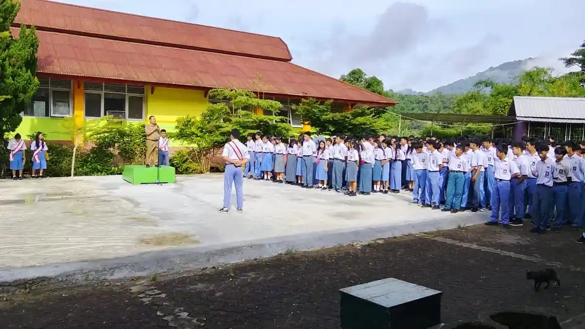 Upacara Pagi Ceria Awali Hari Pertama Sekolah di SMK Negeri 1 Makale Tana Toraja