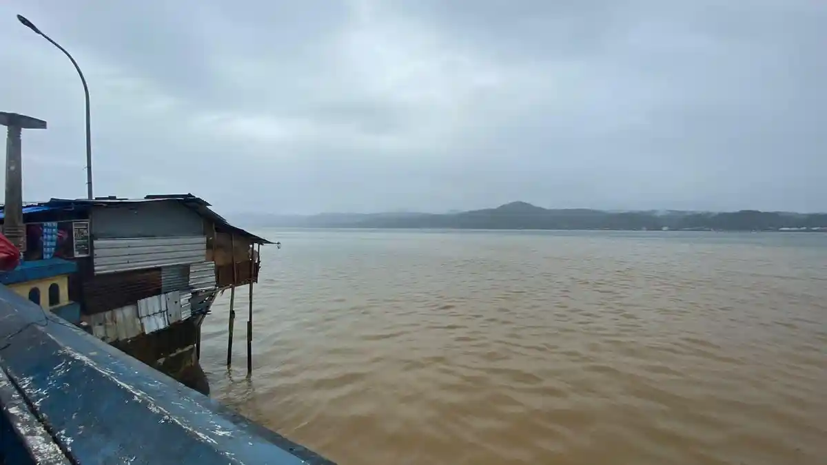 Fenomena Air Laut di Teluk Ambon Keruh, Ternyata Ini Penyebabnya!