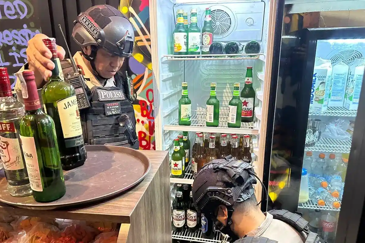 Puluhan Botol Miras Disita Tim Sparta Dalam Razia di Sebuah Kafe di Laweyan Solo