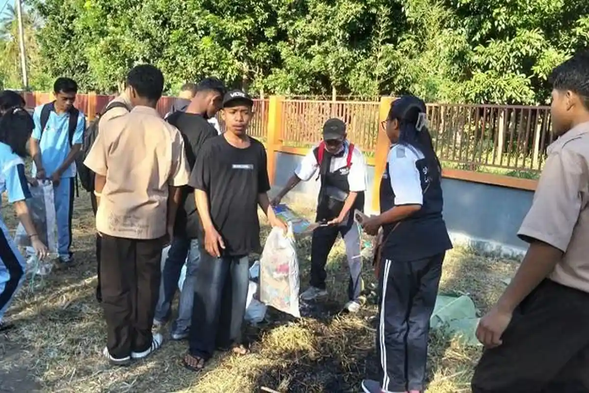 Ratusan Siswa SMKN 1 Larantuka Long March Pungut Sampah dari Watowiti Hingga Weri