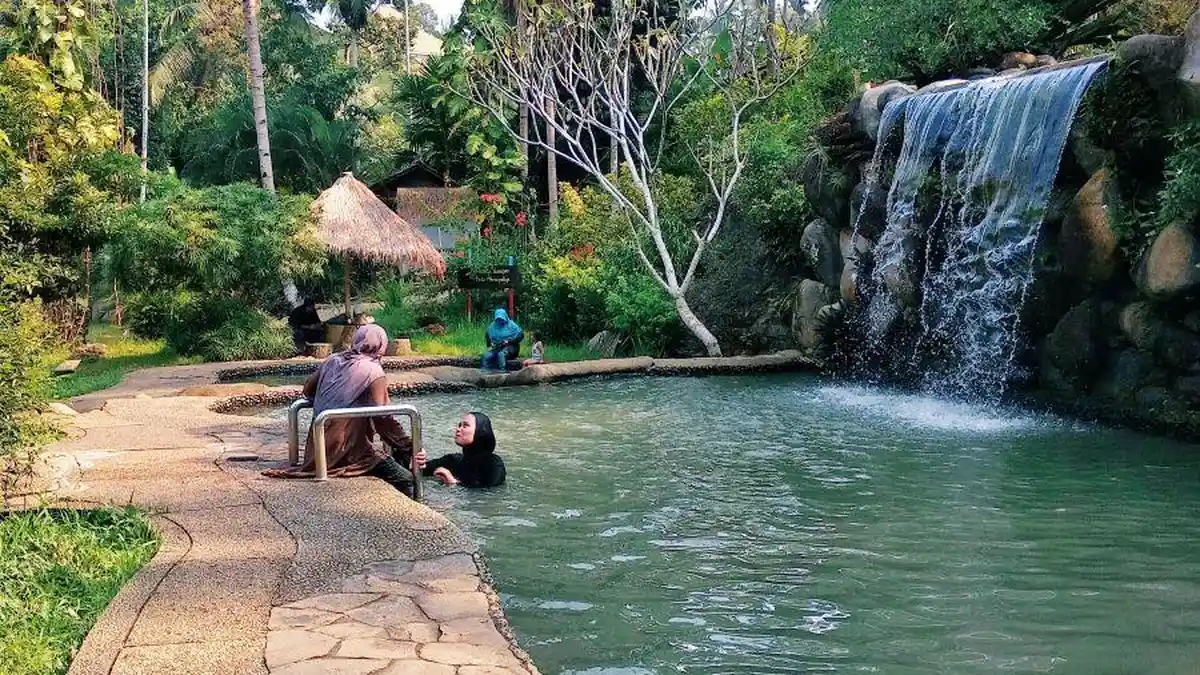 15 Tempat Wisata di Lampung, Indahnya Air Terjun Buatan di Taman Cibiah